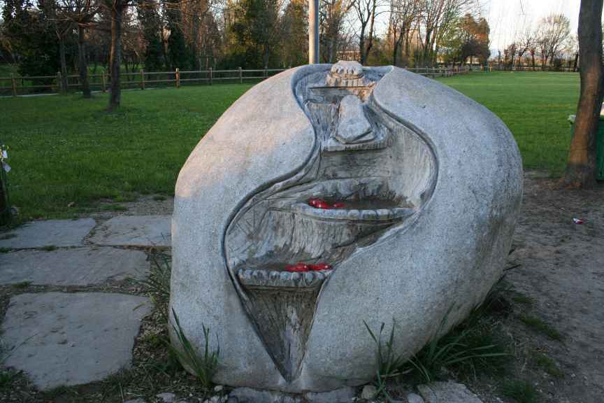 Sasso scolpito